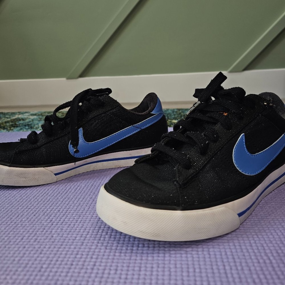 Nike Women's 7.5 Black and Blue BRS Skate Flat Shoes